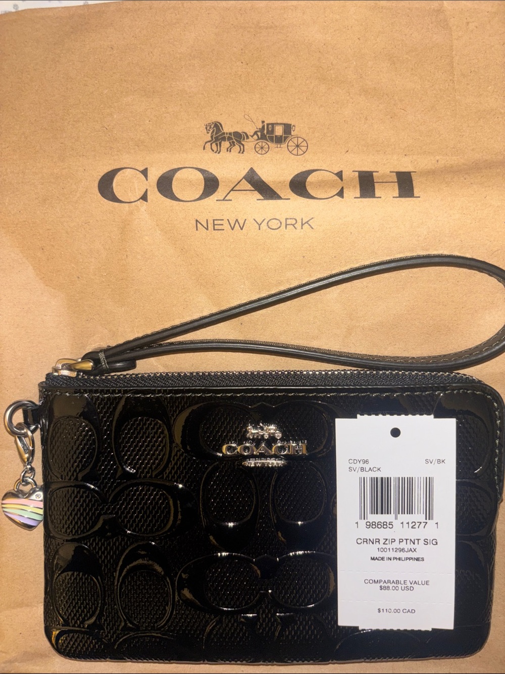 NWT Coach Black Patent Signature Corner Zip Wristlet with Heart Charm